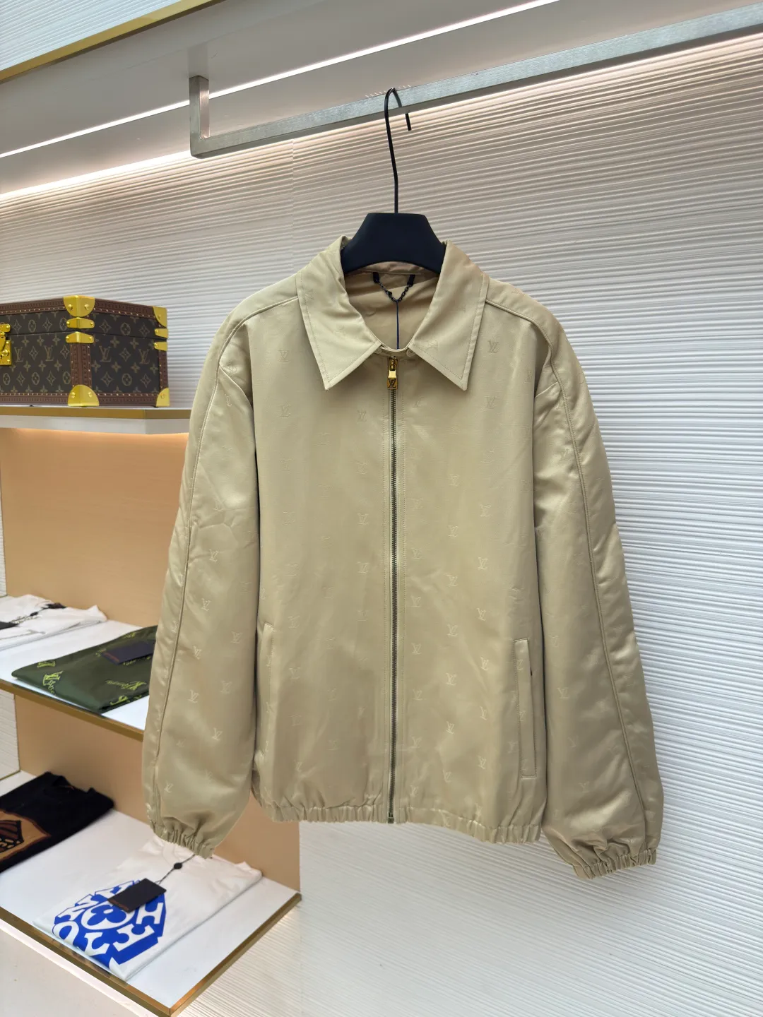 LOUIS VUITTON jacquard jacket ●Authentic product: purchased and developed by 24984 ●Item number: 1680633-B85 ●Fabric: customized cotton fabric ●Technology: jacquard production ●Version: fitted version ●Weight: about 790 grams ●Size: 46-48-50-52 ●Description: Made of imported custom-made cotton fabric, the surface shows a delicate texture. The iconic pattern is spread all over the surface of the jacket with exquisite craftsmanship. The printing position is precise and the pattern is clear. This all-over printing design increases brand recognition; accessories such as zippers and other accessories are customized, and the zipper headband is branded. The brand elements not only open and close smoothly, but also have strong durability. The overall wiring is fine and even and the stitching is neat. The details on the collar, cuffs and hem are well processed. The collar is crisp and can well modify the neck line. The elastic design of the cuffs and hem not only fits the body shape but also ensures wearing comfort. The overall wiring is straight and delicate, the fabric is comfortable and soft, and the color is consistent without color difference. It can be matched with the same style to create a fashionable look and control various occasions. Customized accessories, complete with three standards, same style for men and women!